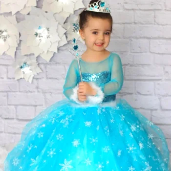 Elsa kostümlü küçük kız, elinde asa ile oyun oynarken mutlu