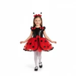 Uğur böceği kostümü giymiş kız çocuk, kırmızı siyah puantiyeli elbise ve antenli taç